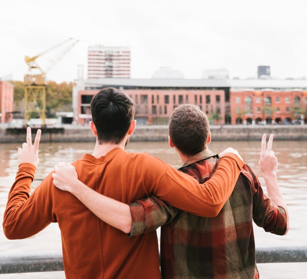 compañeros abrazados en confianza