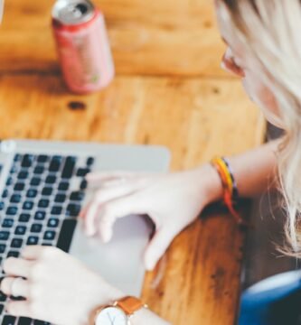 Persona trabajando desde portátil en un negocio digital de afiliados