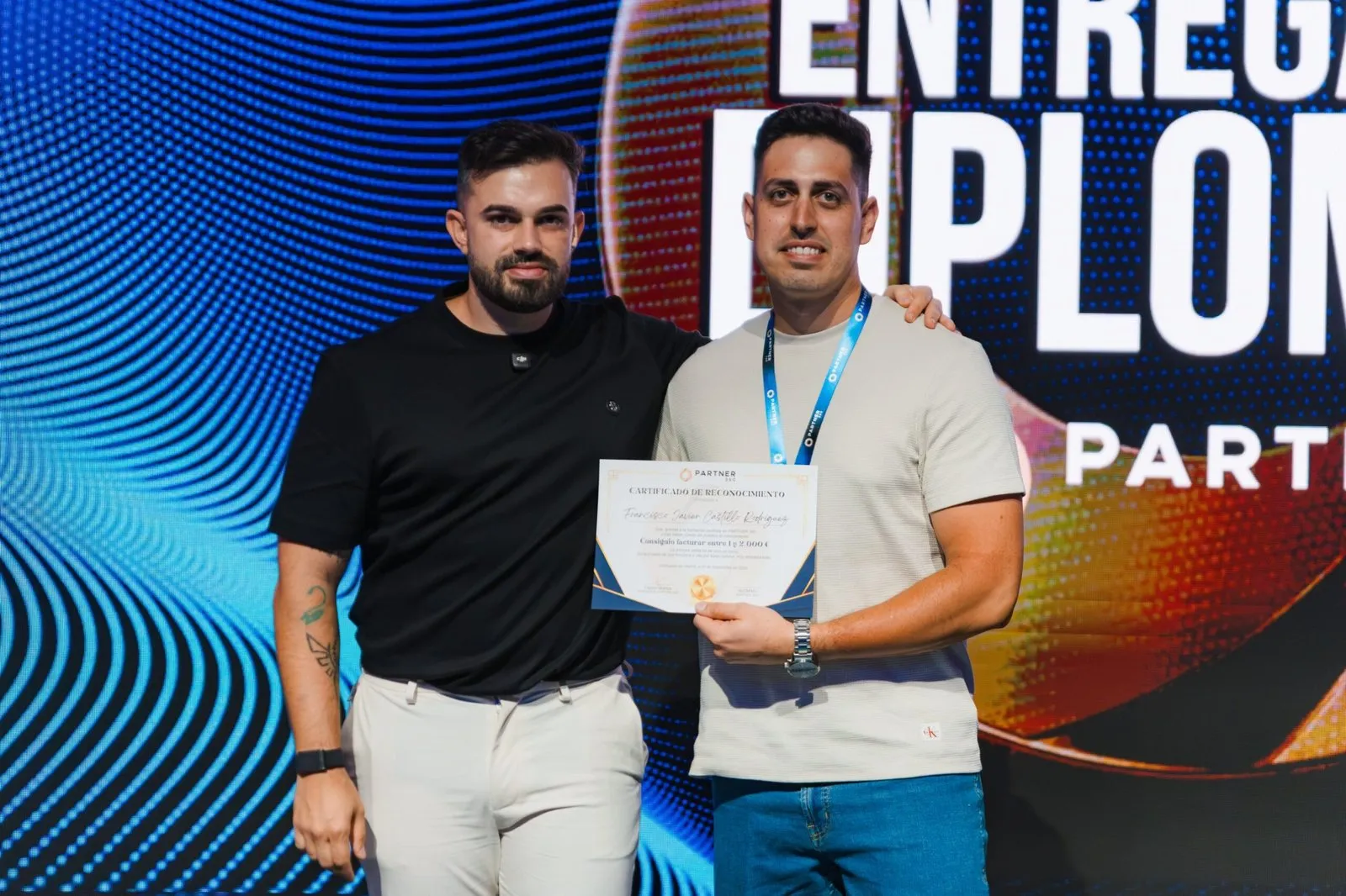 Fran, autor de Destino Partner, con Fabio Serna recogiendo su certificado de alumno en el evento presencial de Partner 360